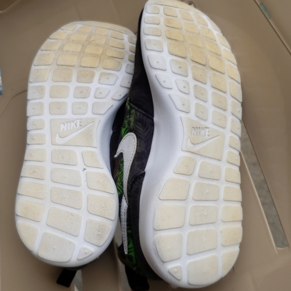 Nike Roshe One Palm Tree Print Sneakers - Picture 7 of 13